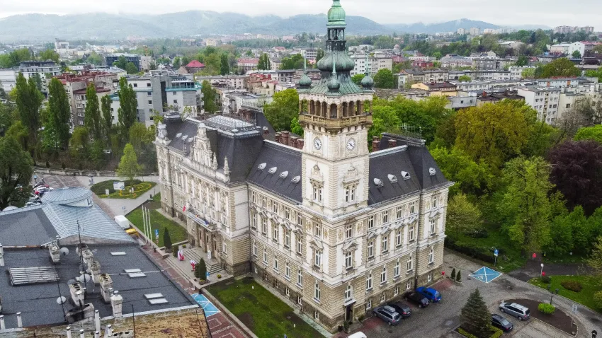 Na zdjęciu budynek Ratusza widziany z góry
