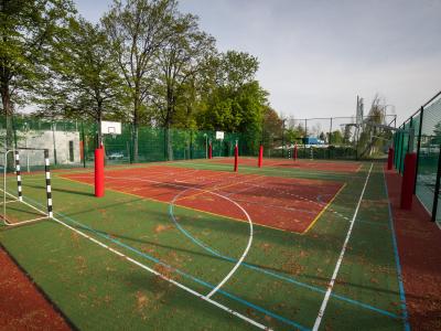 Zdjęcie przedstawiające zmodernizowane boisko sportowe.