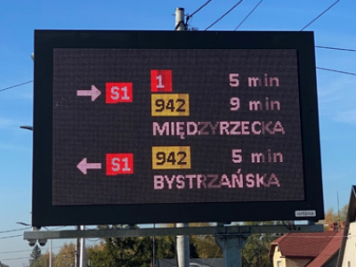 Zdjęcie przedstawiające tablicę informacyjną stanowiącą element Inteligentnego Systemu Transportowego