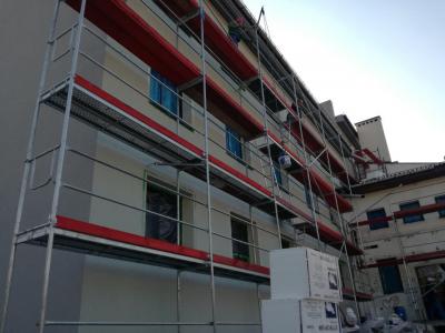 Zdjęcie przedstawiające termomodernizację budynku hali sportowej oraz hotelu.